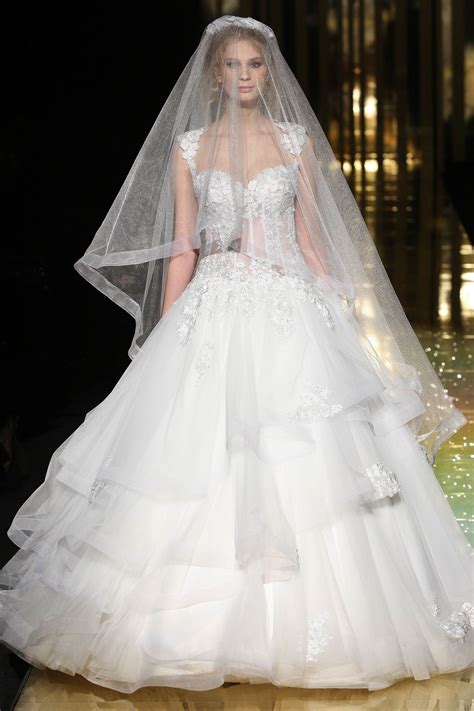 abiti da sposa collezione 2017 foto versace|I 10 vestiti da sposa più belli di sempre sulle passerelle.